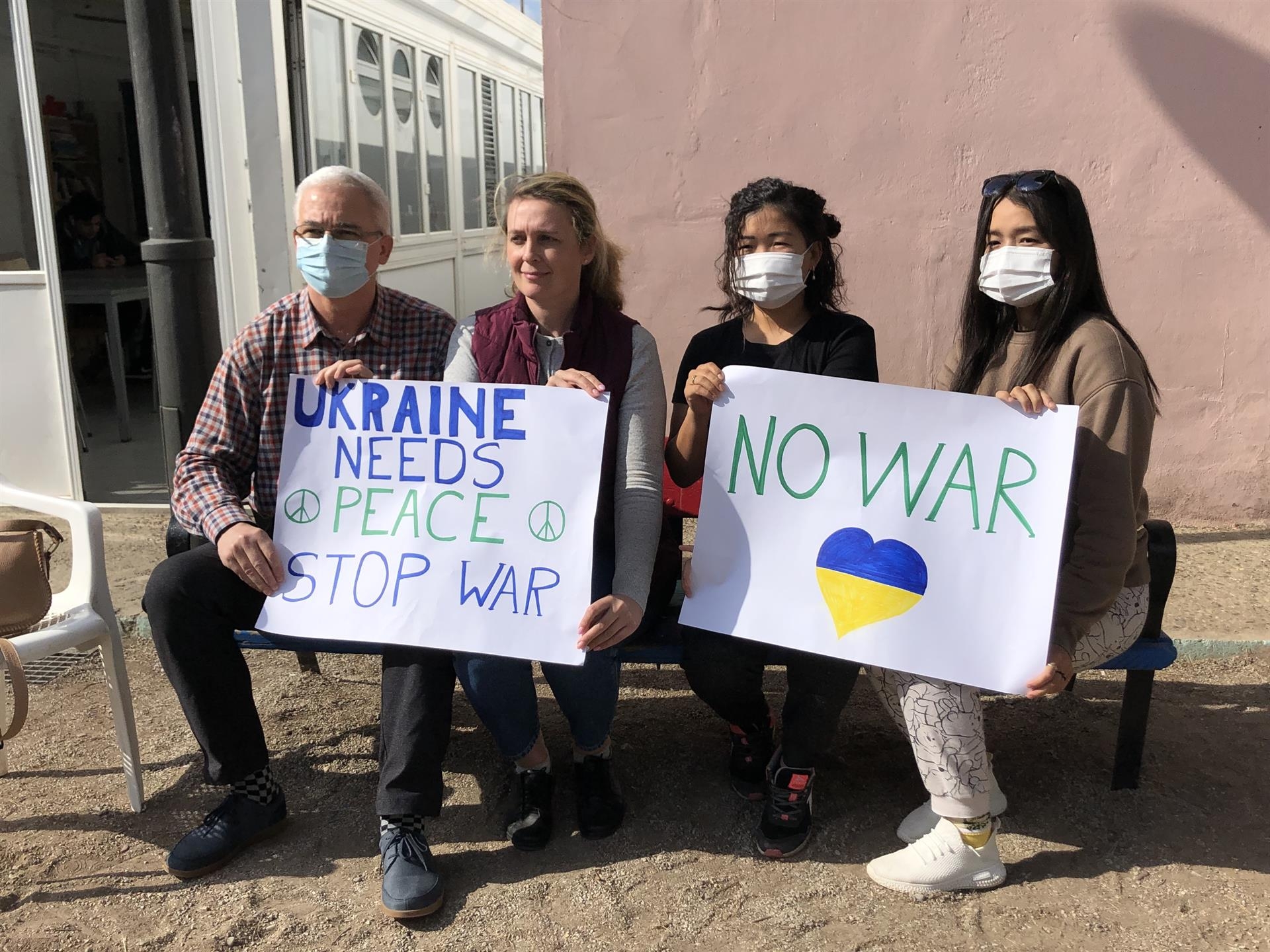 Un matrimonio de ucranianos y una pareja de rusas muestran su unidad contra la guerra - Foto: EUROPA PRES  - 