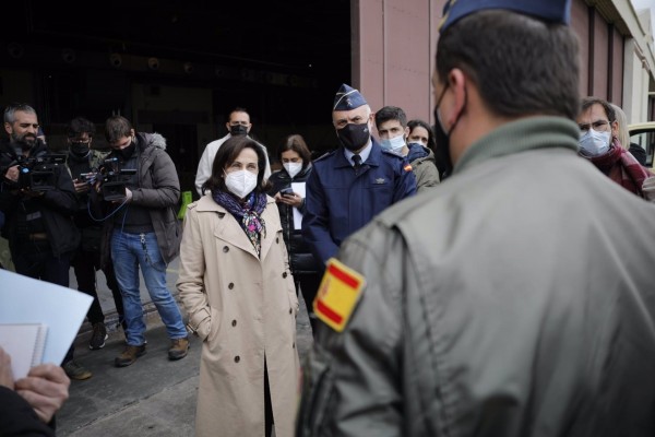 Robles anuncia el refuerzo de los contingentes españoles desplegados en la frontera con Rusia