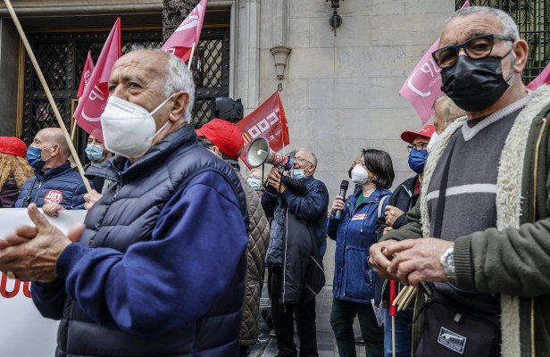 UGT y CCOO exigen medidas de atención bancaria y sanitaria para los mayores
