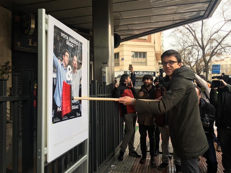 Errejón arranca su campaña con un cartel de su 