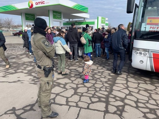 El Gobierno fleta este lunes un avión desde Polonia para traer a los españoles evacuados de Ucrania