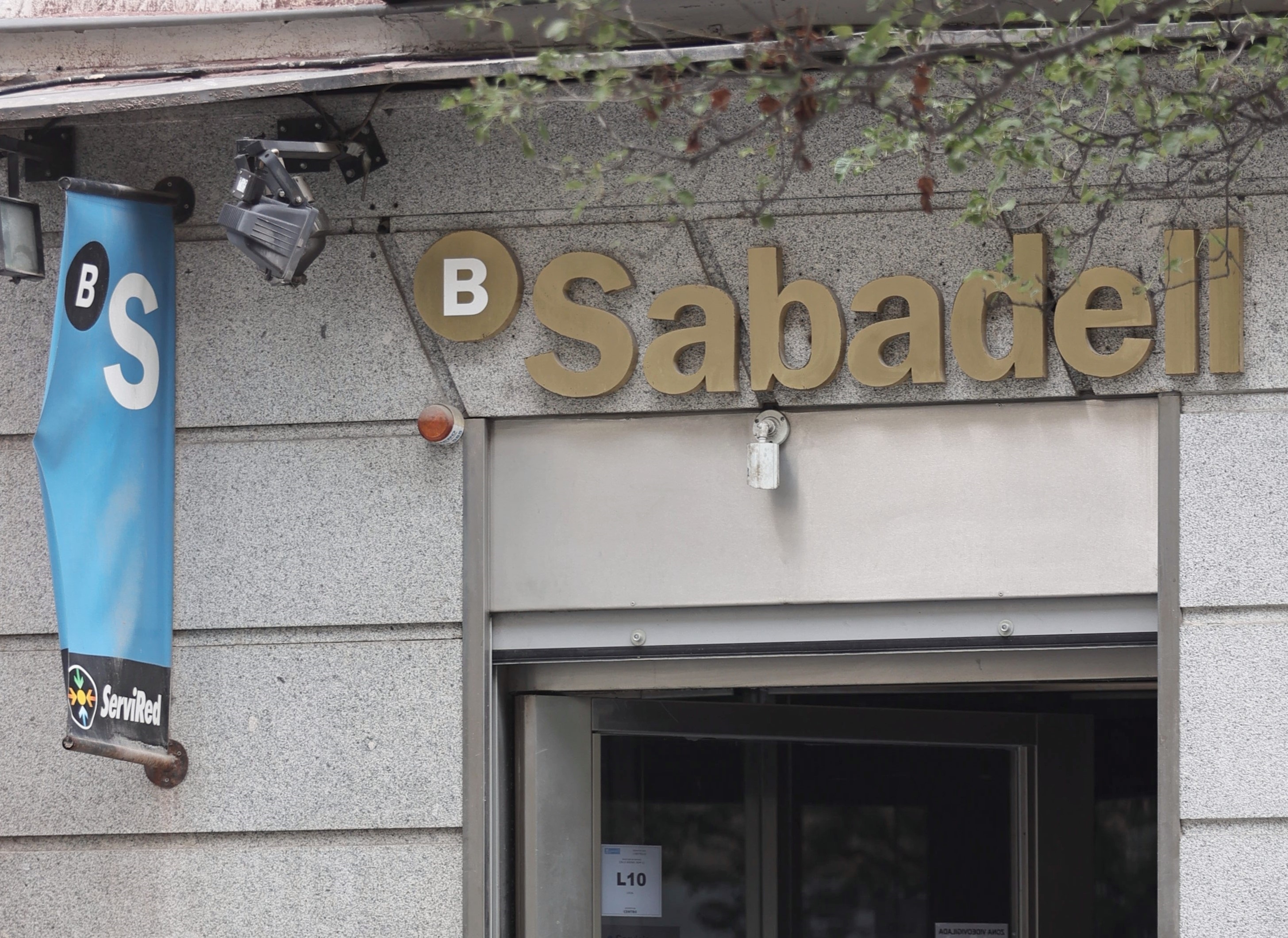 Otros 125 empleados afectados por el ERE de Sabadell dejan este lunes el banco