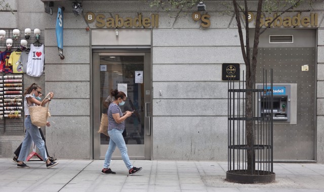 Otros 125 empleados afectados por el ERE de Sabadell dejan este lunes el banco