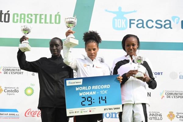 Yalemzerf Yehualaw bate el récord del mundo en la 10K Facsa Castelló
