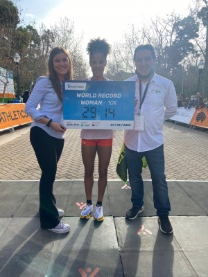Yalemzerf Yehualaw bate el récord del mundo en la 10K Facsa Castelló
