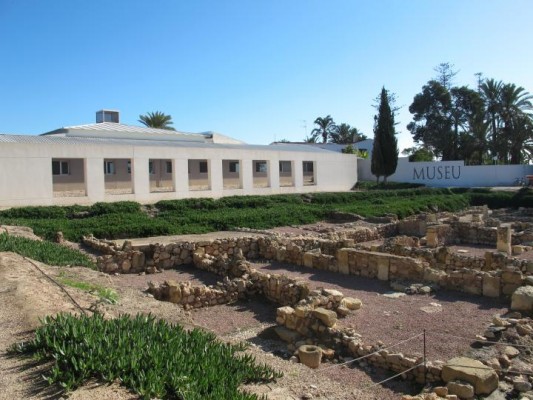 La familia Ramos (La Alcudia) busca vender su casa del yacimiento y colección a la UA, Elche quiere mediar