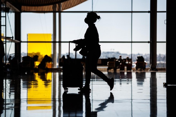 España permite los viajes no esenciales de extracomunitarios con certificado de recuperación 