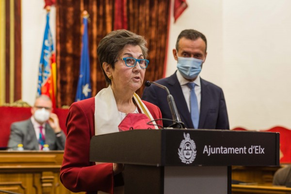 La periodista y fotógrafa María Ángeles Sánchez, primera Hija Predilecta de Elche 