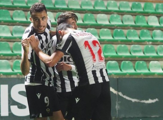 Un Castellón sin brillo rompe su mala racha gracias a un gol de Cubillas en un partido soporífero