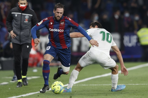 Morales da ventaja al Levante sobre el Elche