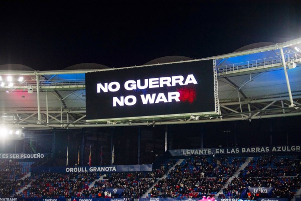'No a la guerra' en los videomarcadores del Ciutat de València

