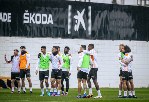 Gayà se queda en Valencia y Paulista viaja a Mallorca