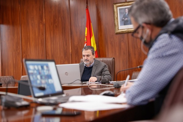 El pleno de l'Alfàs da luz verde a la reducción del 50 % de la tasa por apertura de negocios
