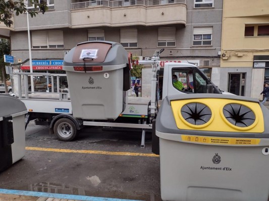 Elche instala los primeros 140 contenedores marrones para la recogida selectiva de orgánicos 