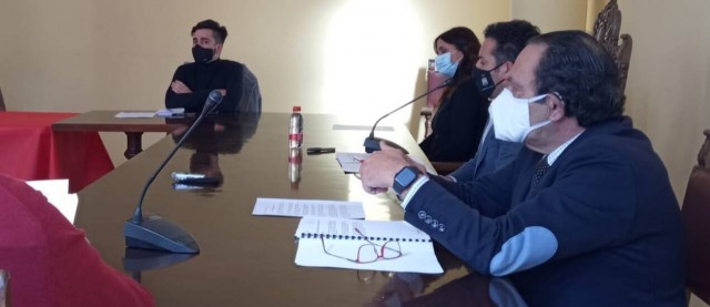 Dos ediles del PSPV dimiten en El Verger y presionan para que el alcalde vacunado deje el cargo en 