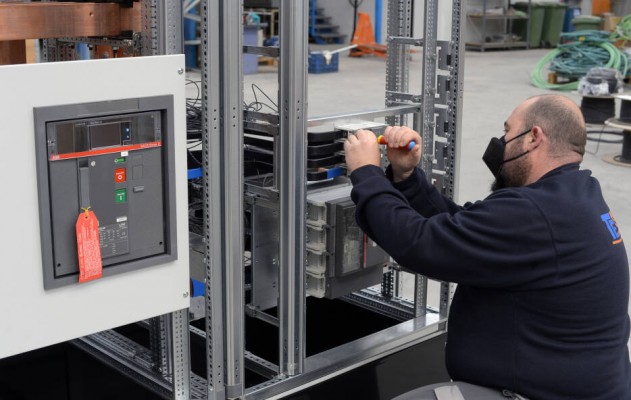 El coste de la luz continúa presionando los precios de la industria regional, que ya crecen un 43%
