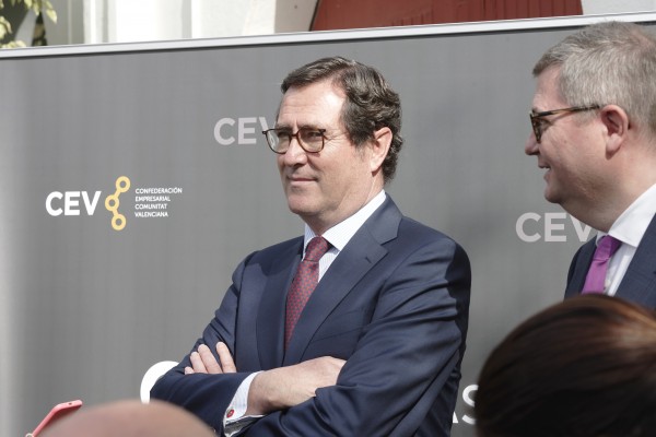 Garamendi no 'se moja' sobre el azulejo y no presionará para rebajar los requisitos de emisión