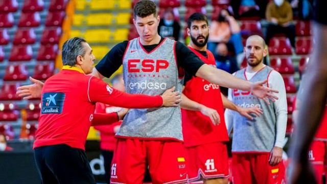 España vence a una Ucrania ovacionada en Córdoba