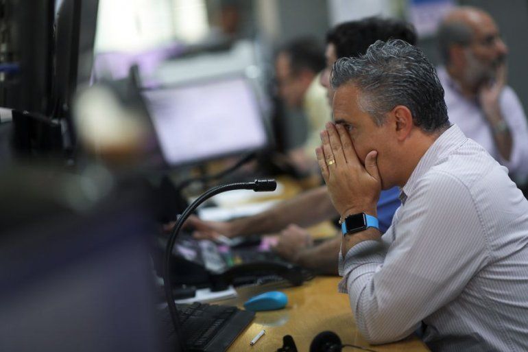 Del mal, el menos: el Ibex 35, de hundirse un 4,6% a perder 'solo' un 2,8% tras la invasión rusa