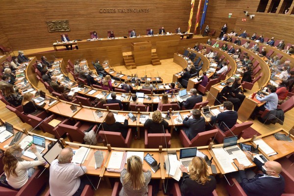 La guerra en Ucrania se cuela en el pleno de Les Corts
