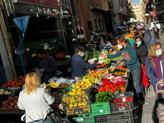 Alicante reubica el mercadillo de frutas y verduras de Carolinas por la rehabilitación del mercado