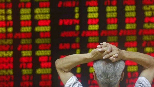 'Parte de guerra' a media sesión: el Ibex 35 se hunde un 4%, el petróleo en 100 dólares y la prima en 104 puntos