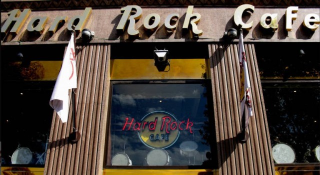 Artistas valencianos donan objetos para Hard Rock Café Valencia