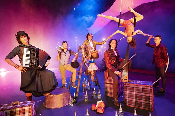 El Teatre Principal monta una carpa de circo en el escenario para acoger 'Creatura'