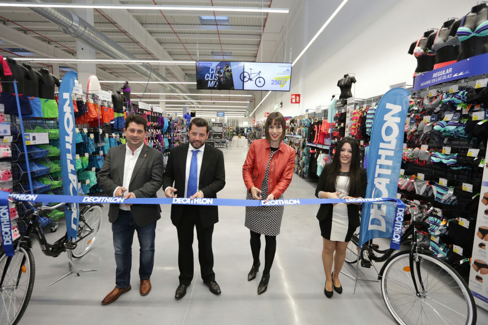 Momento de la inauguración de Decathlon, ubicado en el centro comercial MYO - 