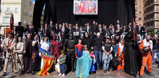 Los superhéroes toman la plaza de la Virgen