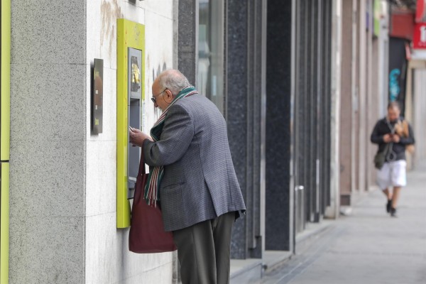 Les Corts instarán a los bancos a ofrecer un teléfono específico para mayores y colectivos vulnerables