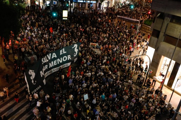 El estado del Mar Menor vuelve a las calles de Murcia: una visita de Europa provoca nuevas manifestaciones