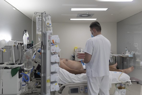 España suma 22.194 casos y 173 muertes con covid, mientras la incidencia baja 51 puntos hasta 735
