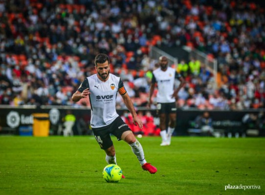 Las pruebas médicas descartan una lesión grave de Gayà, pero es duda para la Copa
