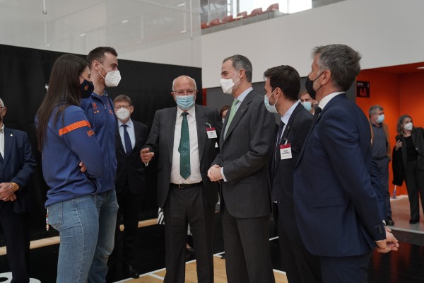 El Rey visita l'Alqueria del Basket y las obras del Casal España Arena