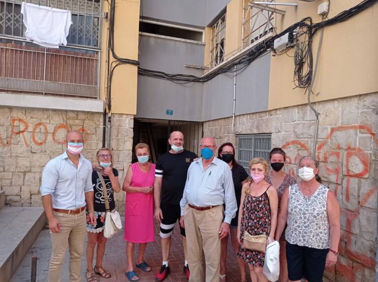  El portavoz de Unides Podem, Xavier López, junto a vecinos de la Zona Norte.  - 