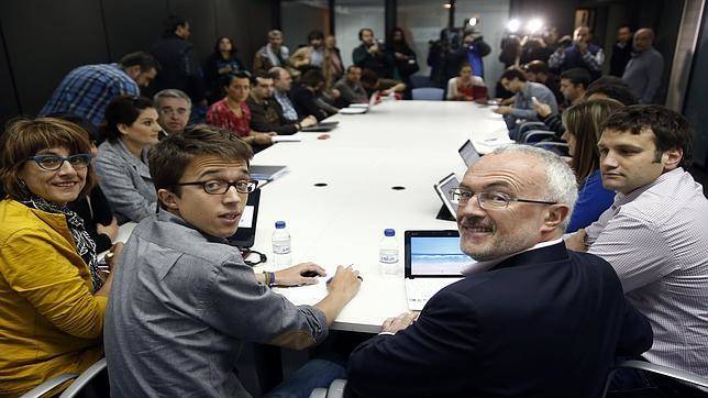 El secretario general de Podemos en la Comunitat, Antonio Montiel, con el portavoz en el Congreso, Íñigo Errejón.  - 