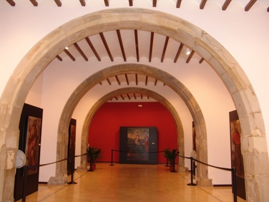 Elche recupera el uso cultural de la Llotja Medieval: la oficina municipal va a la Estación de Autobuses
