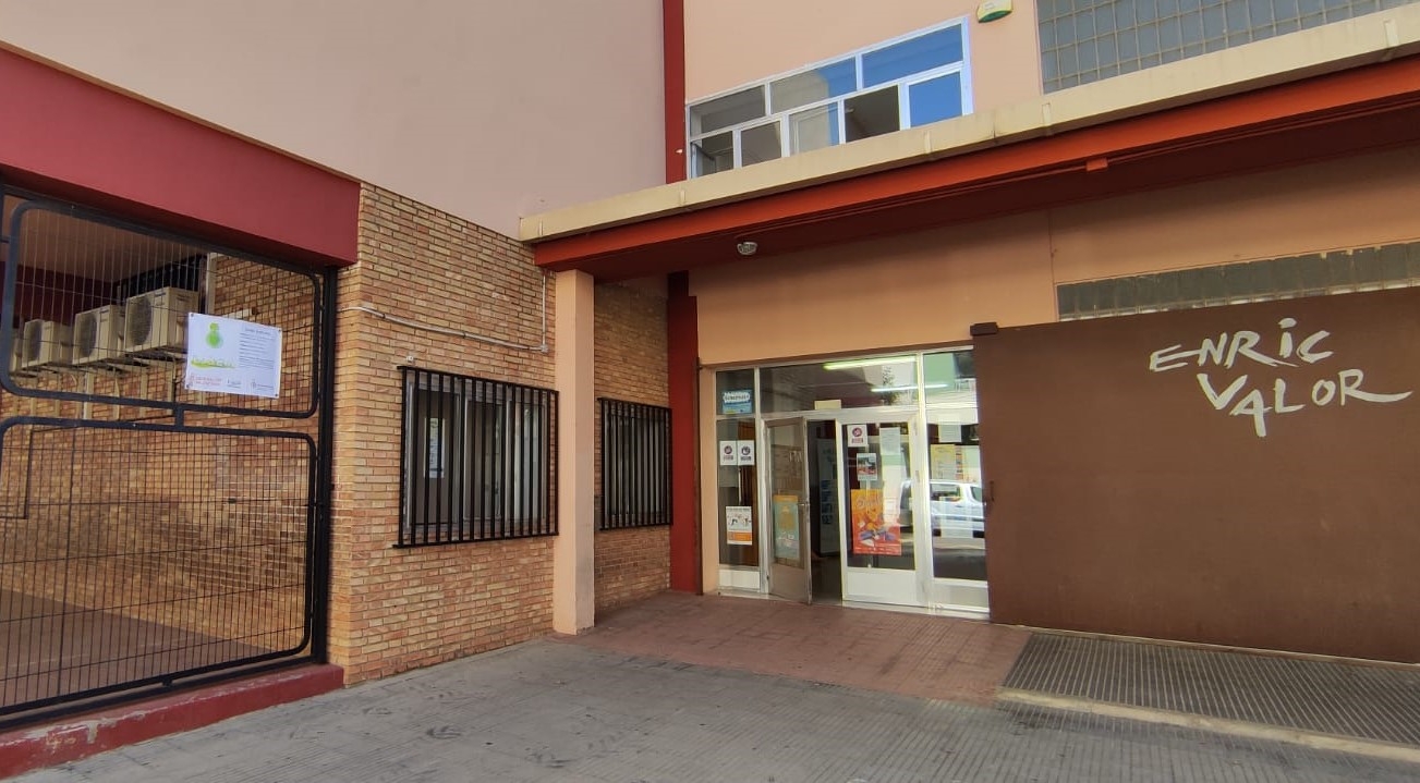 Alzira instala placas solares en la escuela de adultos que cubrirán el 40% de su consumo energético