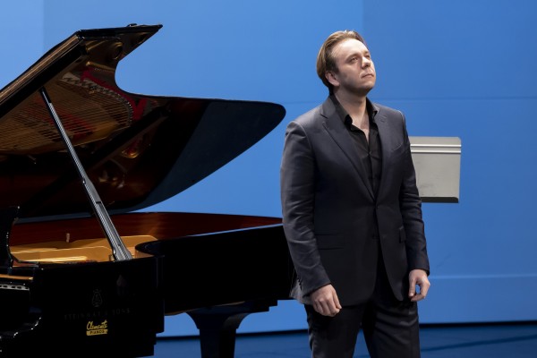 Benjamin Bernheim exhibe su canto de impacto eléctrico en Les Arts

