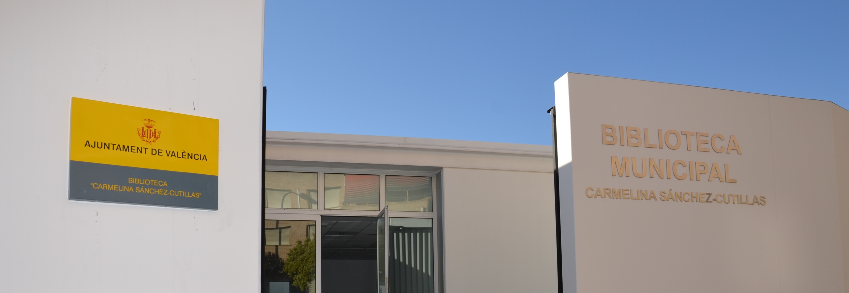 El estudiantado del José Iturbi llena de música la biblioteca de Benicalap