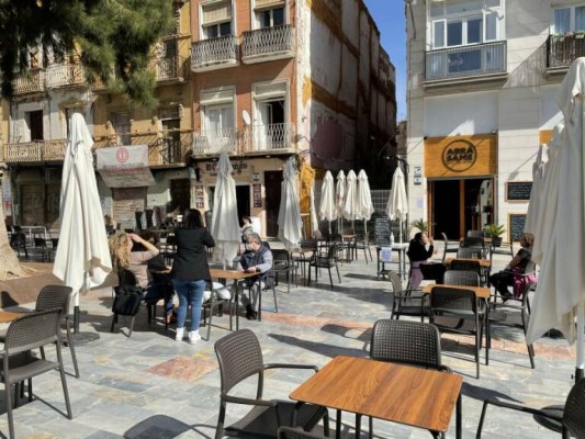 Los hosteleros apuestan por mantener y regular las terrazas en Cartagena tras las restricciones y los vecinos, que se aplique la ley