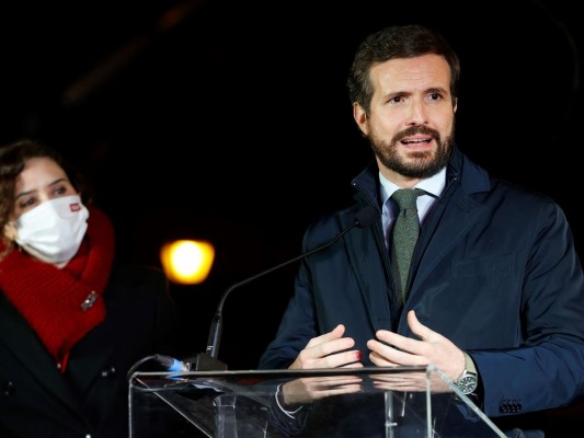 Casado sigue reunido con su equipo en Génova, mientras crece la presión para que se marche 