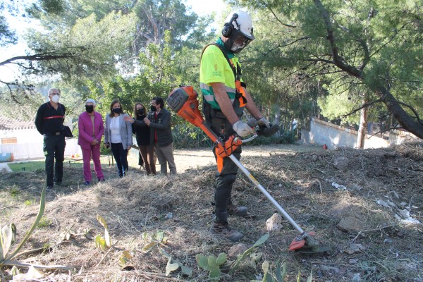 Benicàssim refuerza la limpieza en urbanizaciones de montaña para prevenir incendios forestales