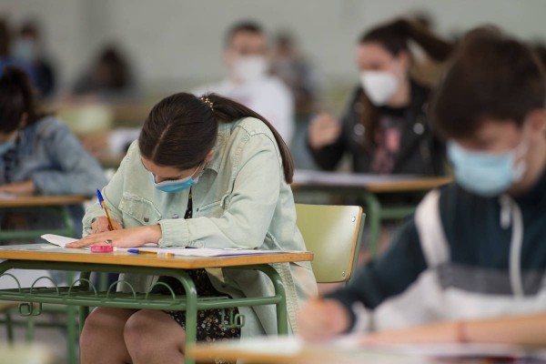 La caída de la incidencia en las aulas de Castellón reabre el debate sobre el fin de la mascarilla