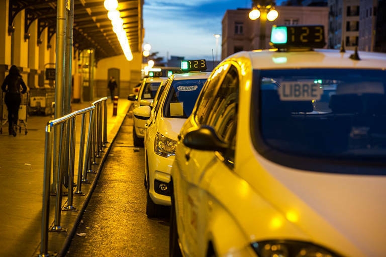 Los afectados por la ley del taxi acusan a Puig de condenarles a 