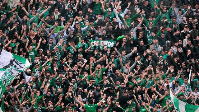 Grecia cierra temporalmente todas la peñas de hinchas tras el asesinato de un joven
