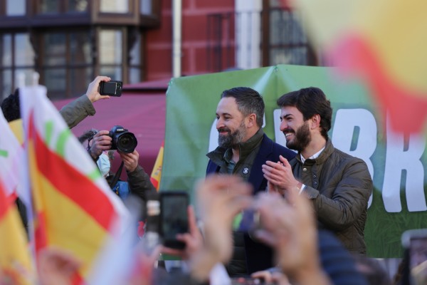 Moncloa ladra, el PP se suicida y Vox cabalga