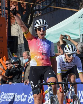 Bastianelli gana la última etapa al esprint y Van Vleuten reedita su triunfo
 
