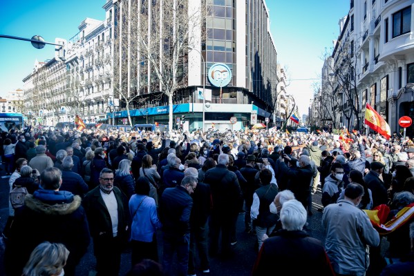Simpatizantes de Ayuso se manifiestan frente a Génova: 